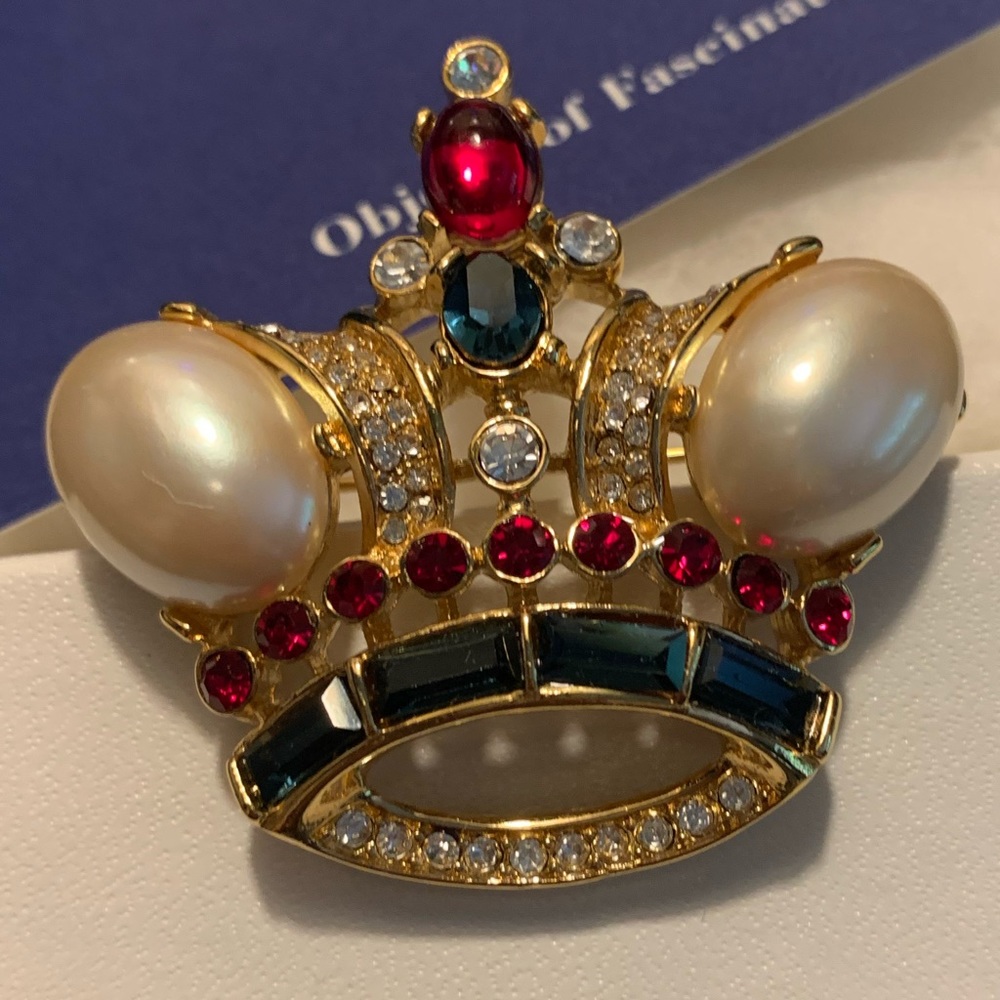 Vintage Trifari Crown Brooch.Lovely brooch,perfect condition all stones intact